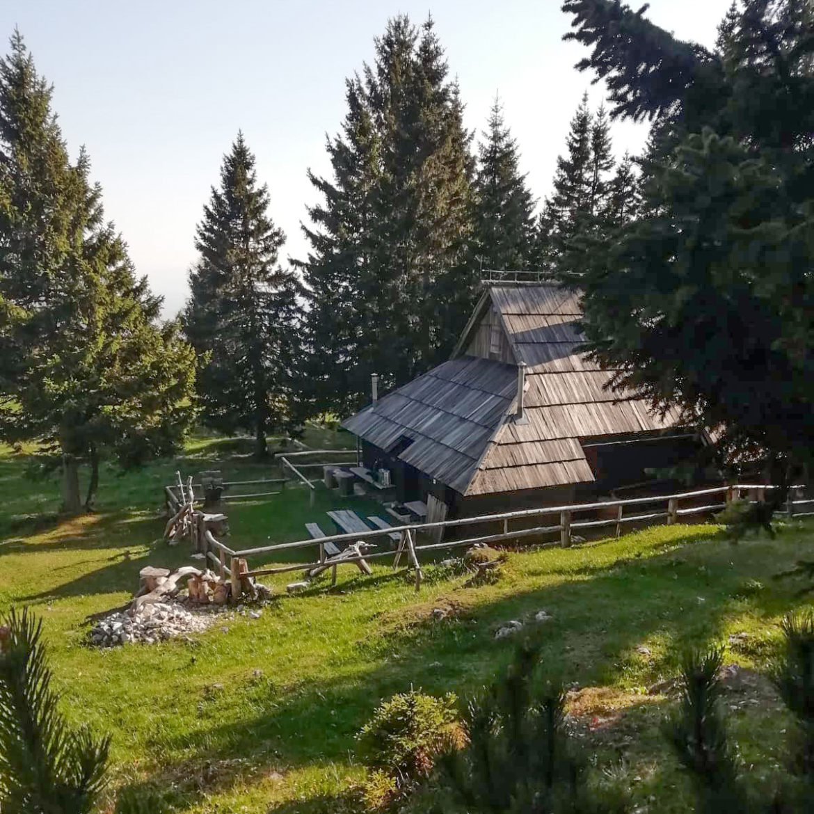 Najem koče Pinja s prečudovitim razgledom na visokogorje in Ljubljansko kotlino.